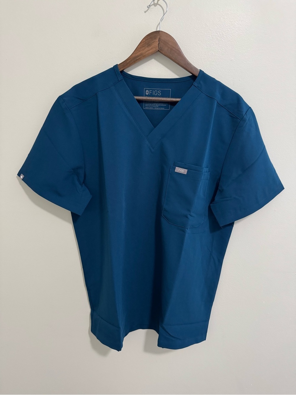 FIGS NWT Leon Three Pocket Scrub Top